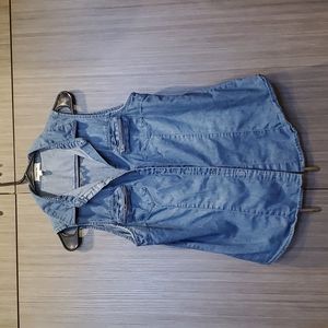 Sleeveless denim shirt